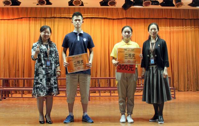 調整大小 11、蘇曉紅主任和張榮霞主任給獲得二等獎的代表隊頒獎.jpg