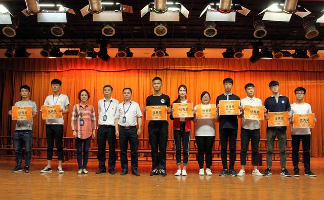 調整大小 13、楊繼強書(shū)記、李波書(shū)記和沈群書(shū)記給獲得優(yōu)秀獎的代表隊頒獎.jpg