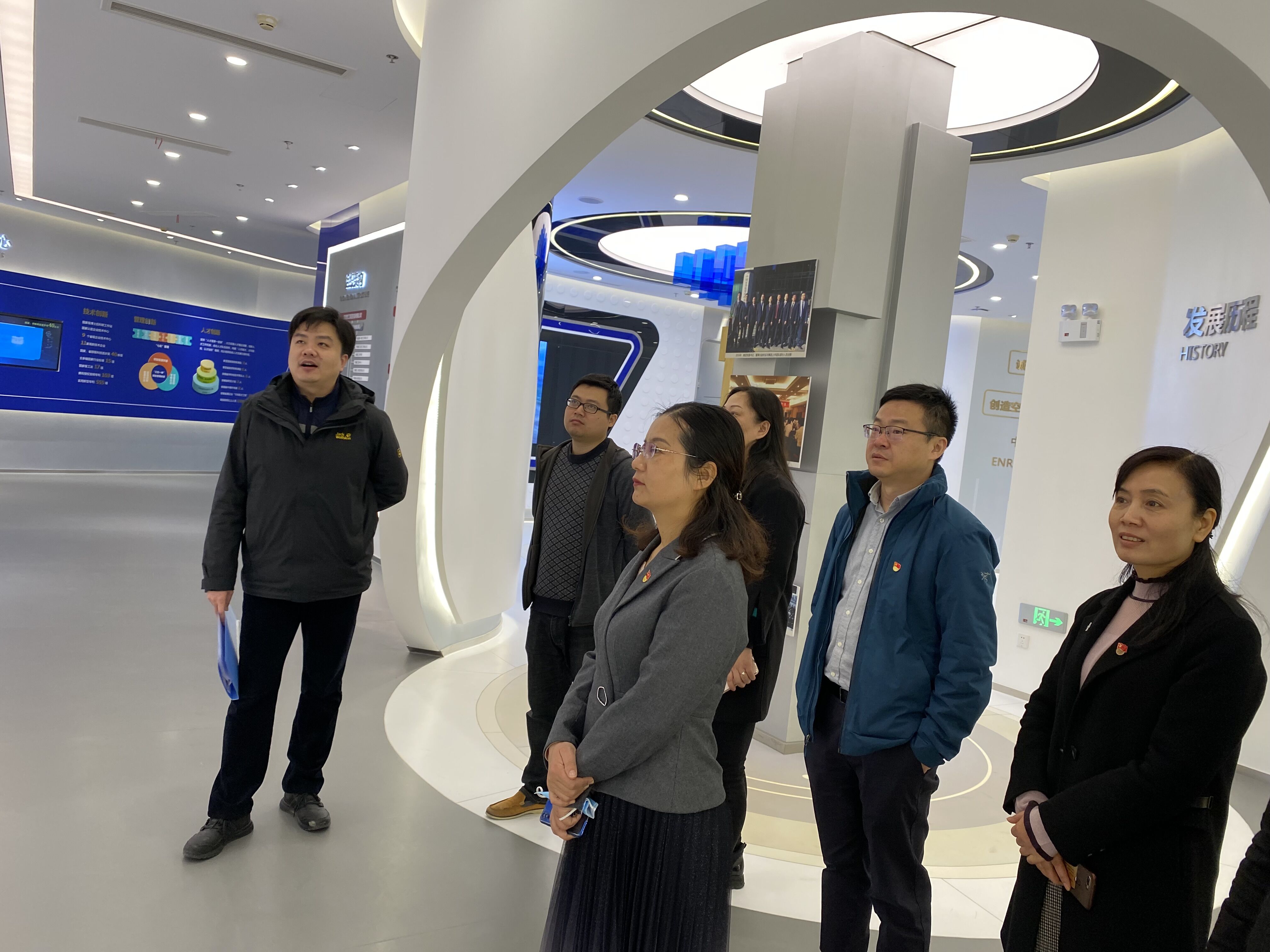 參觀(guān)集團展廳2.jpg