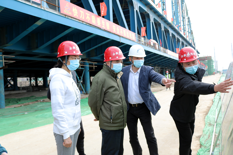 合肥市國資委黨委書(shū)記、主任張毅蒞臨繁華大道橋項目指導疫情防控工作 (2)