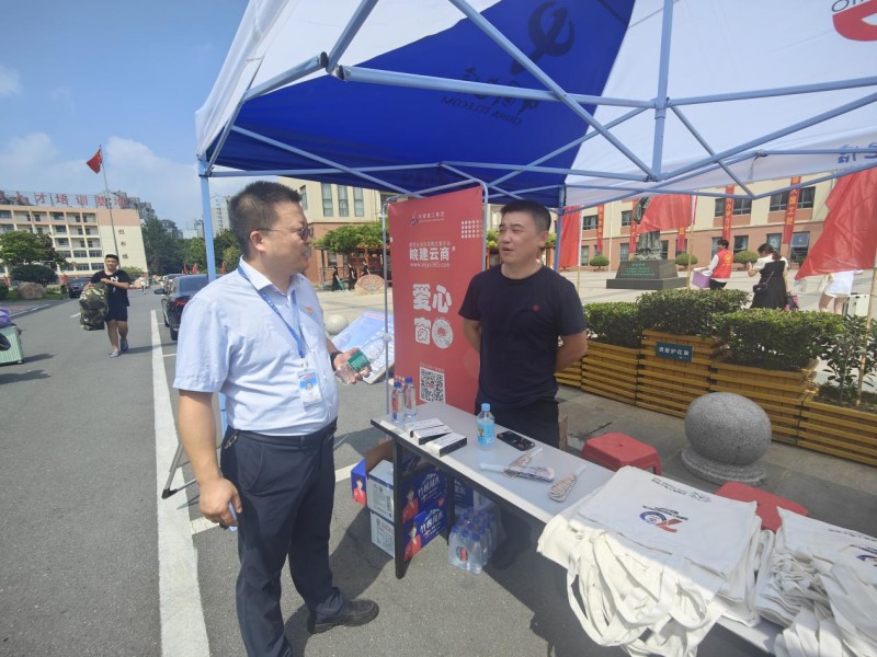 “金秋助學(xué)”皖建云商助力安徽建工技師學(xué)院開(kāi)學(xué)迎新  3_副本.jpg