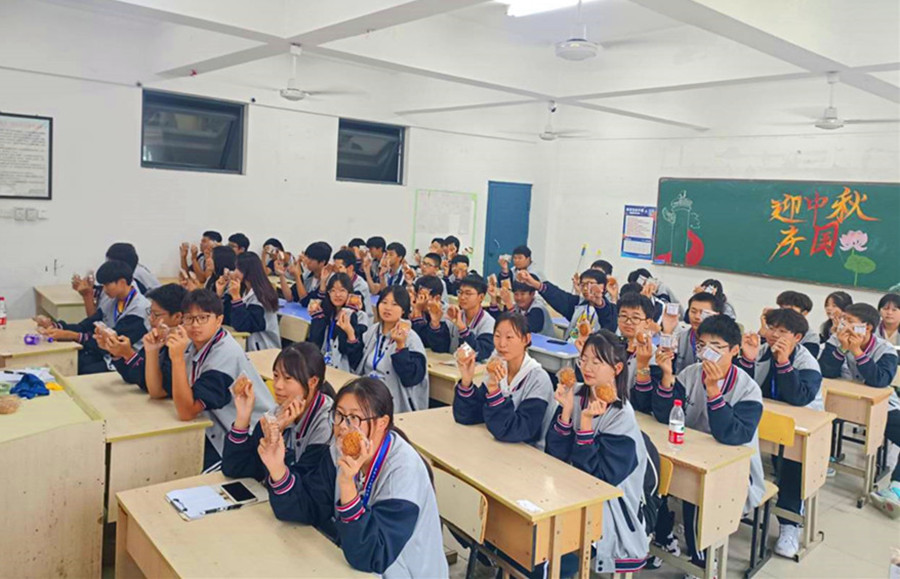 2023級工程造價(jià)3+2（2）班 中秋月餅照片.jpg