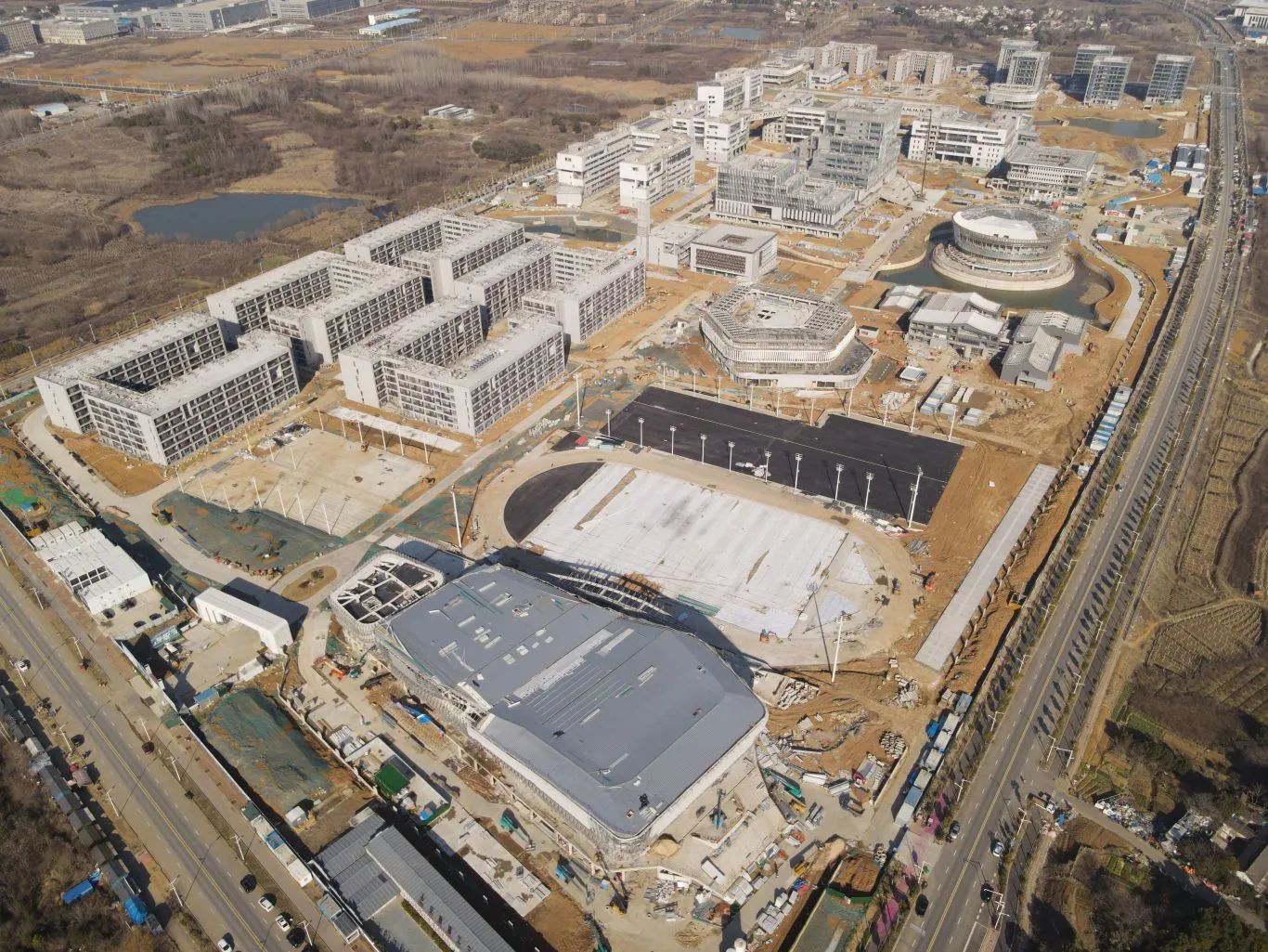 為確保春節后復工復產(chǎn)工作安全有序進(jìn)行，裝飾公司合肥理工學(xué)院項目開(kāi)展復工復產(chǎn)會(huì )及安全教育培訓。同時(shí)對生活區、施工現場(chǎng)材料、庫房等位置進(jìn)行重點(diǎn)檢查。截至目前，項目圓滿(mǎn)完成了主體結構封頂、砌體及二次結構完成等施工節點(diǎn)?，F已全面進(jìn)入幕墻及精裝飾施工階段，目前內裝飾完成70%，幕墻完成80%。.jpg