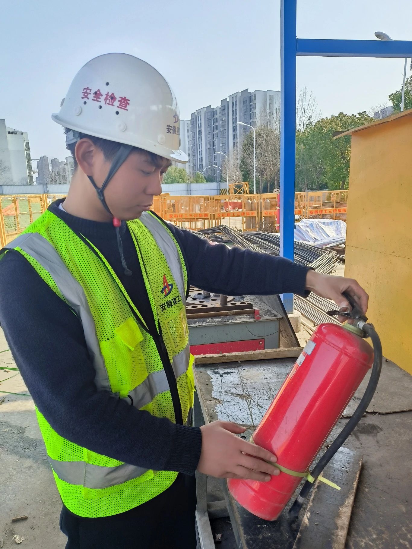 2月18日上午9時(shí)，云河灣總承包工程聯(lián)合監理單位、建設單位對現場(chǎng)進(jìn)行復工檢查，打響春節后復工復產(chǎn)第一槍。為了做好復工復產(chǎn)工作，項目部從以下四個(gè)方面開(kāi)展工作。一是對進(jìn)場(chǎng)的工人進(jìn)行全面三級安全教育和開(kāi)展復工復產(chǎn)安全交底會(huì )，加強安全防范工作。二是對現場(chǎng)臨時(shí)臨電百分百調試，為復工復產(chǎn)奠定堅實(shí)基礎。三是安全總監帶隊對所有大型設備檢修，徹底消滅安全隱患。四是項目經(jīng)理帶隊所有管理人員走場(chǎng)，強化復工復產(chǎn)思想建設。.jpg