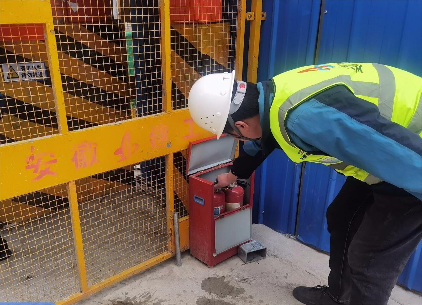 安徽省半湯療養院康養中心項目于2月17日正式進(jìn)行復工復產(chǎn)工作。項目經(jīng)理親自帶隊組織項目管理人員對施工現場(chǎng)臨邊防護、消防安全、臨時(shí)用電等進(jìn)行復工前檢查，及時(shí)整改檢查中發(fā)現的安全隱患問(wèn)題。并在檢查后開(kāi)展復工復產(chǎn)會(huì )議，對節后現場(chǎng)生產(chǎn)調度、安全教育計劃及施工總體安排進(jìn)行了細致的規劃，確保項目全面開(kāi)展復工復產(chǎn)工作。.jpg