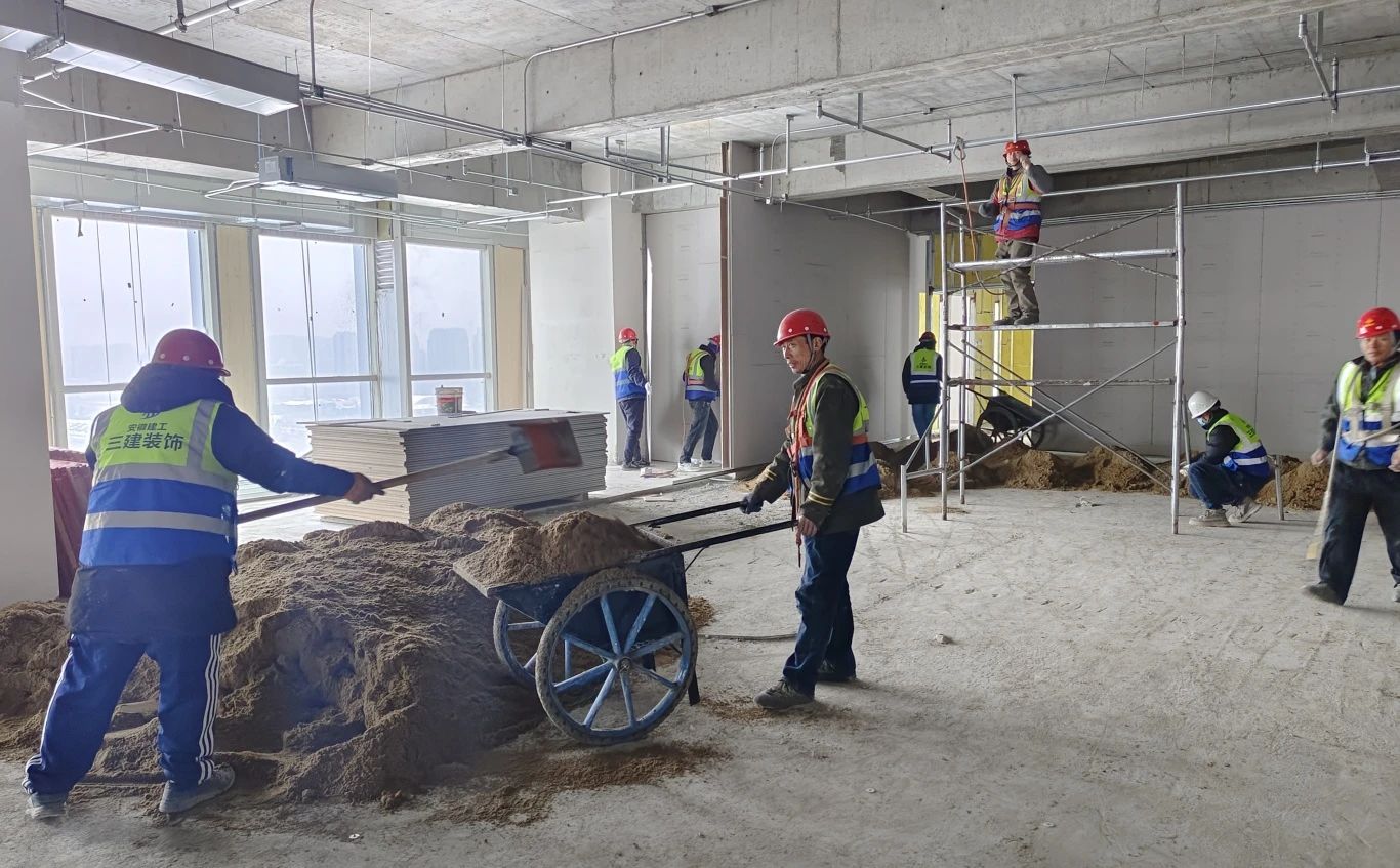 人勤春來(lái)早，奮斗正當時(shí)，2月13日年初四，安徽（合肥）創(chuàng  )新法務(wù)區項目施工現場(chǎng)吹響了復工“集結號”。截至1月18復工人數已達到400余人。項目第一時(shí)間安排部署復工復產(chǎn)工作.召開(kāi)項目建設推進(jìn)會(huì )，回顧總結項目經(jīng)驗做法，布置后一階段目標任務(wù)；及時(shí)開(kāi)展安全教育培訓、落實(shí)復產(chǎn)培訓、安全技術(shù)交底、設備專(zhuān)項排查等措施，抓關(guān)鍵、控風(fēng)險全面進(jìn)行安全隱患排查，壓實(shí)安全生產(chǎn)責任；督促施工人員就崗就位，整理施工現場(chǎng)，做好人、材、物準備。.jpg