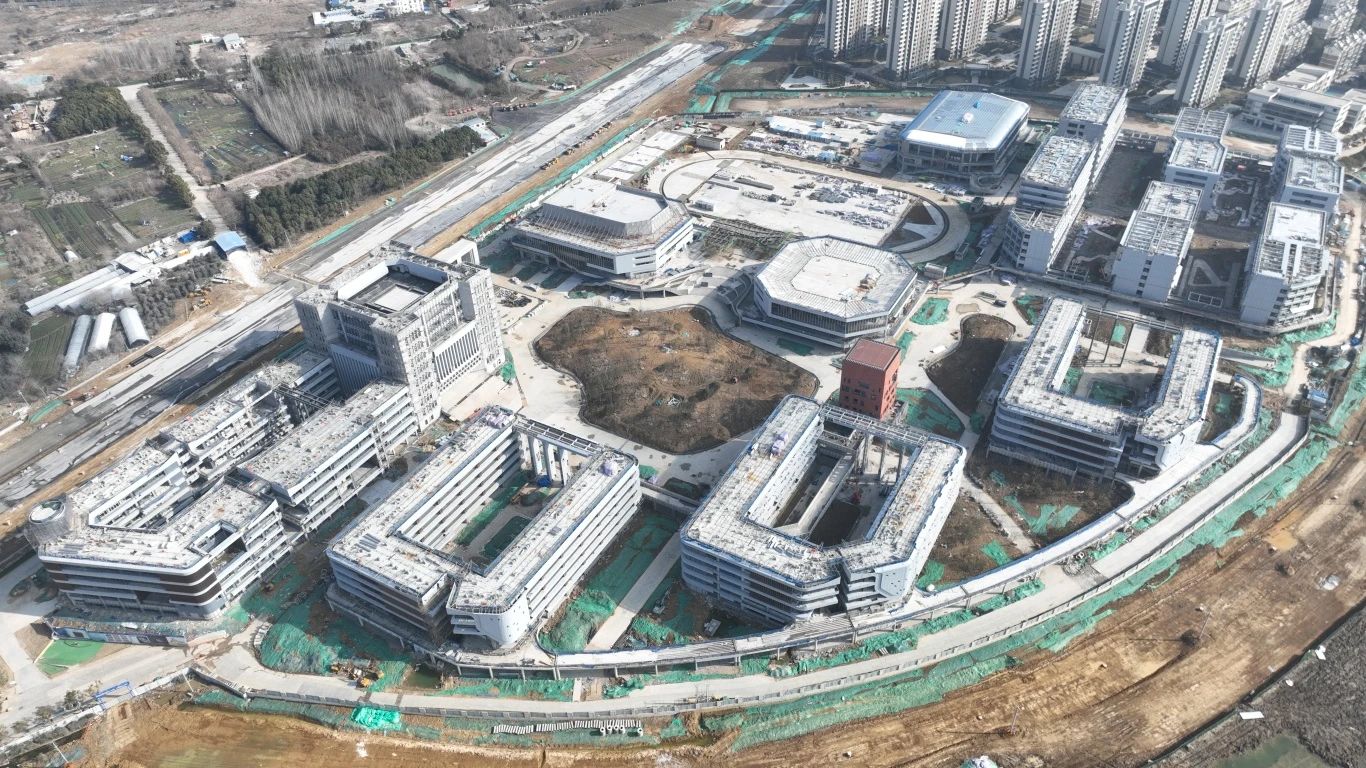 為確保合肥一中淝河校區項目2024年竣工交付節點(diǎn)如期完成，迅速掀起春節后復工即大干勞動(dòng)熱潮，形成一股緊張快干、提速爭先的濃厚氛圍，2月16日，合肥一中淝河校區項目召開(kāi)節后復工動(dòng)員大會(huì )。會(huì )上，各部門(mén)負責人報告了2023年度收尾工作情況及今年的工作任務(wù)，以月、周為時(shí)間軸線(xiàn)，明確各目標節點(diǎn)，并以圖表的形式對各勞務(wù)班組負責人進(jìn)行全面交底，落實(shí)工作目標責任制，做到責任到人，切實(shí)做到工作目標化，目標階段化，階段具體化，具體責任化。 (2)_副本.jpg