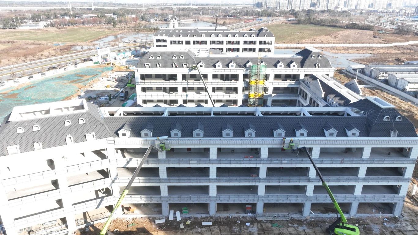 跑好龍年“第一棒”正當其時(shí)。五分公司各項目管理人員積極響應項目建設要求，大年初四全員到崗，召開(kāi)全體班組復工復產(chǎn)會(huì )議，制定了分部分項工程的復工時(shí)間節點(diǎn)，為全面復工復產(chǎn)奠定堅實(shí)基礎。分公司領(lǐng)導現場(chǎng)檢查指導工作，要求項目部全方位安排，提前謀劃。在復工復產(chǎn)的同時(shí)要做到全員三級安全教育，杜絕一切盲目不安全的復工復產(chǎn)。努力營(yíng)造大干快上局面，工人們在現場(chǎng)干的熱火朝天，管理人員也時(shí)刻為工人安全生產(chǎn)保駕護航。.JPG