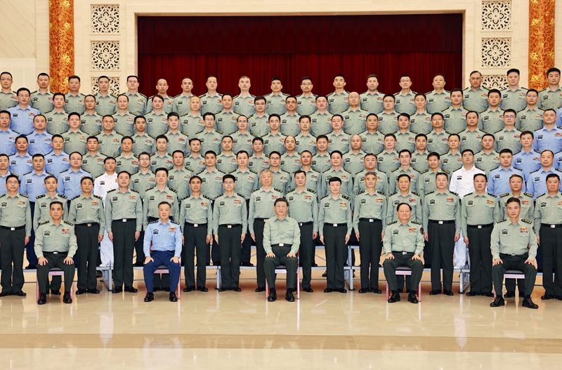 5月22日至24日，中共中央總書(shū)記、國家主席、中央軍委主席習近平在山東考察。這是23日上午，習近平在濟南親切接見(jiàn)駐濟南部隊上校以上領(lǐng)導干部，代表黨中央和中央軍委向駐濟南部隊全體官兵致以誠摯問(wèn)候。