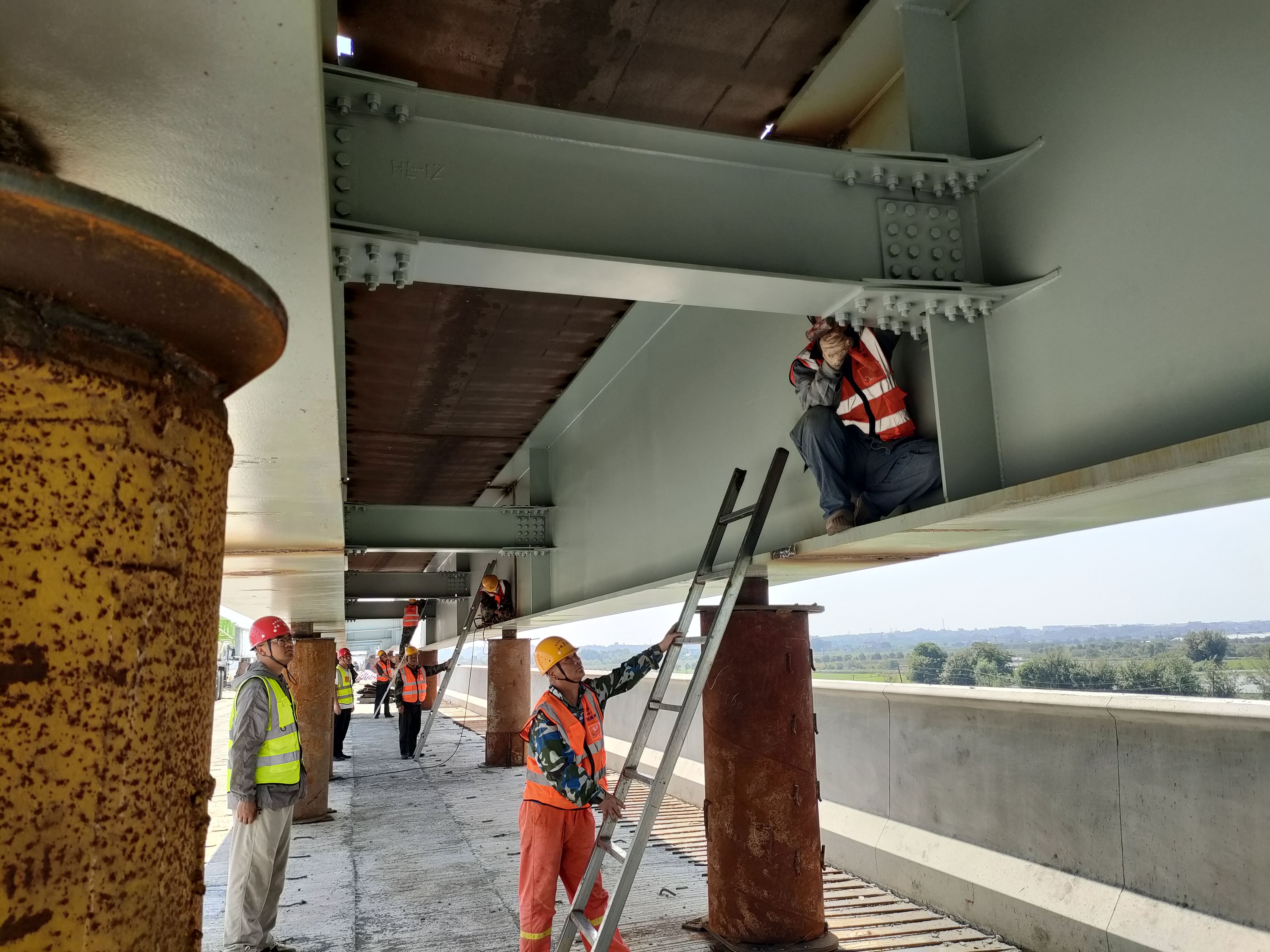 銅商高速-工人師傅在進(jìn)行橋面吊機拼裝.jpg 銅商高速-工人師傅在進(jìn)行橋面吊機拼裝.jpg