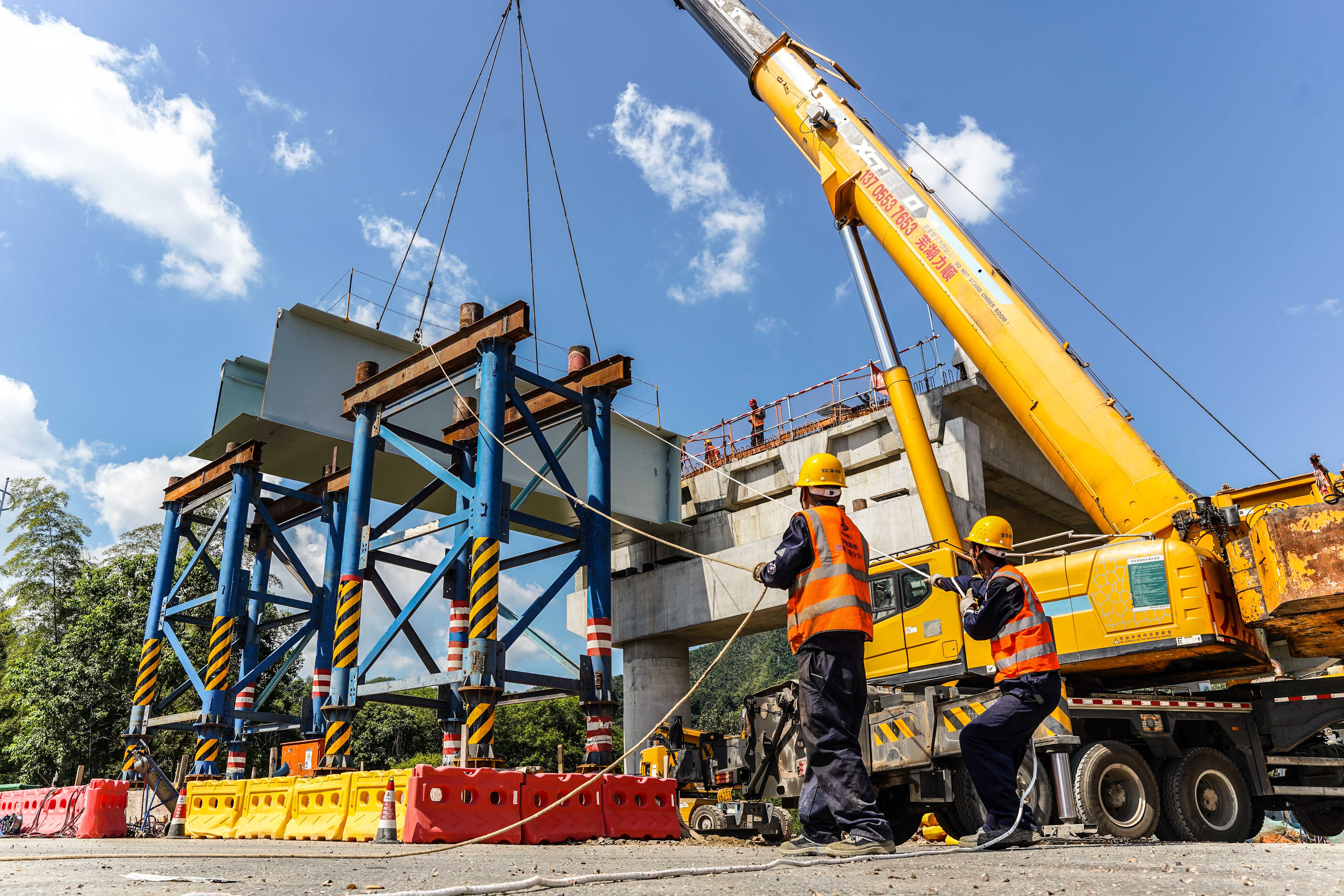 宣涇高速-工人師傅在進(jìn)行鋼箱梁吊裝作業(yè).jpg 宣涇高速-工人師傅在進(jìn)行鋼箱梁吊裝作業(yè).jpg