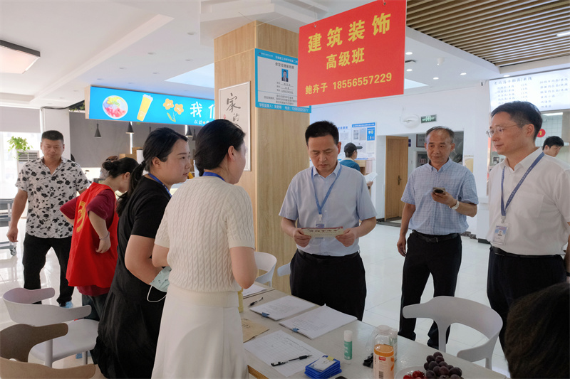 院領(lǐng)導深入兩湖校區 (1).jpg 院領(lǐng)導深入兩湖校區 (1).jpg