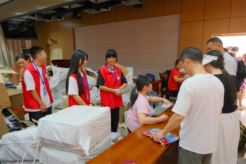 新生報到現場(chǎng) (3).jpg 新生報到現場(chǎng) (3).jpg