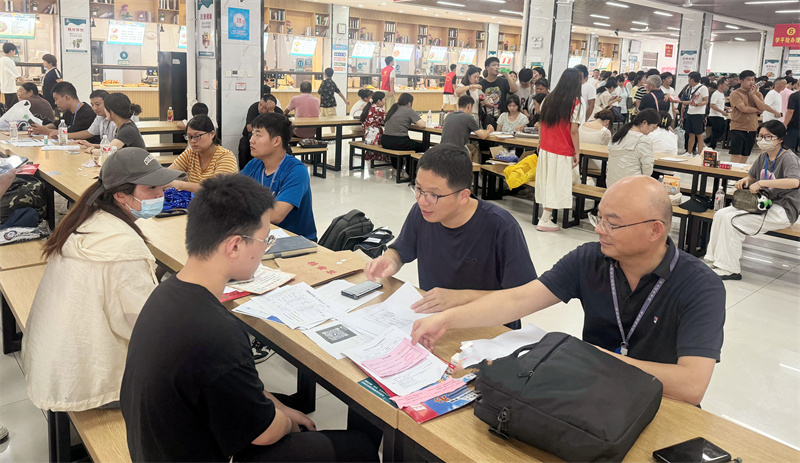 院領(lǐng)導深入兩湖校區 (2).jpg 院領(lǐng)導深入兩湖校區 (2).jpg