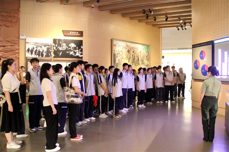 參觀(guān)2.jpg 參觀(guān)2.jpg